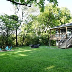 Hillside Retreat-Sleeps 8, Hot Tub, Fire Pit.