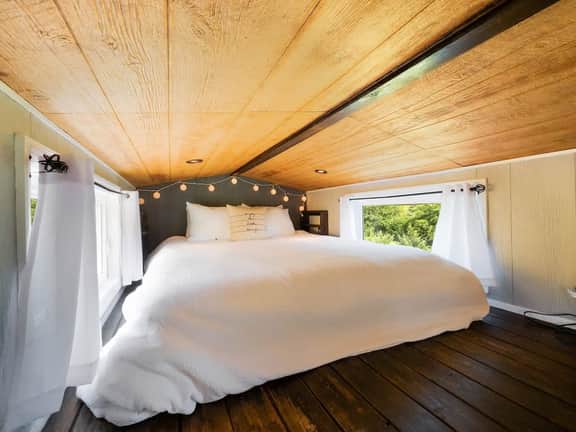 Redbud Tiny Home with a Hot Tub and Mountain Views - Image 4