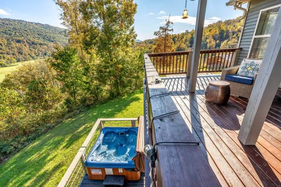 Treetop Retreat - Amazing Views, Hot Tub, Secluded - Image 1