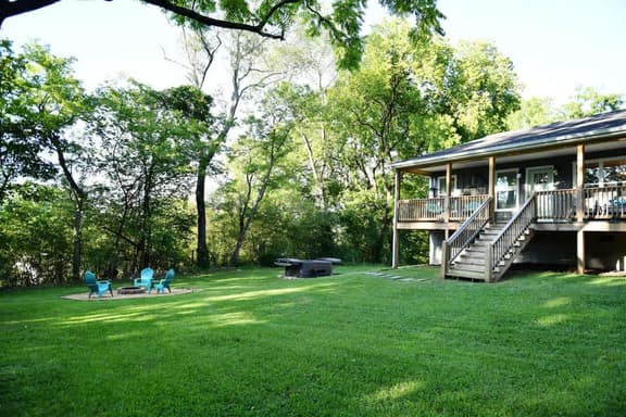 Hillside Retreat-Sleeps 8, Hot Tub, Fire Pit. - Image 1